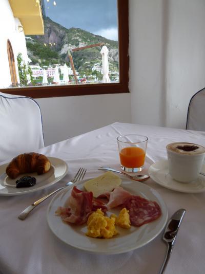 初夏のイスキア島で優雅なバカンス♪　Ｖｏｌ５７（第８日目朝）　☆イスキア島サンタンジェロ：「パーク･ホテル･ミラマーレ」のメインダイニングで最後の朝食を頂く♪そしてチェックアウト！さようなら～♪