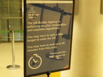 ロンドン・ヒースロー空港にて(入国審査長すぎ!2年連続欠航って・・・)