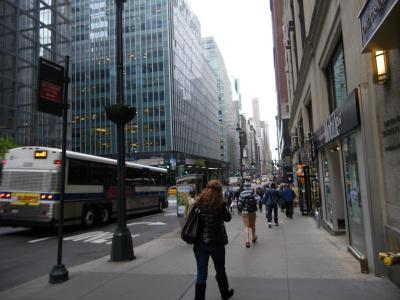 摩天楼の街を歩く