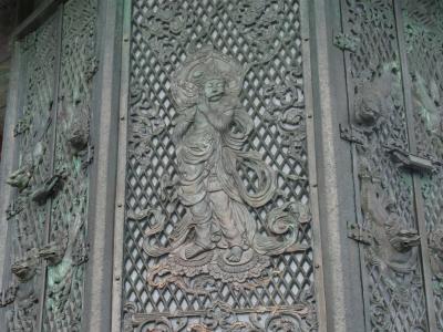 東大寺前の国宝燈籠