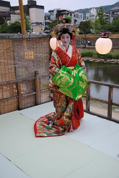 鴨川納涼床で島原の太夫さんと過ごすラグジュアリーなひと時でございます～！