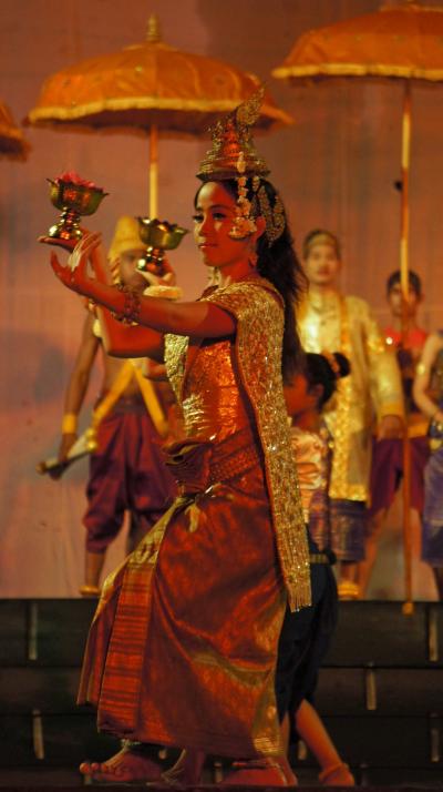 灼熱！柬埔寨（12）夜のアンコール・カルチャー・ビレッジの巨大なオープン劇場でジャヤバルマン７世ショーを観劇する。