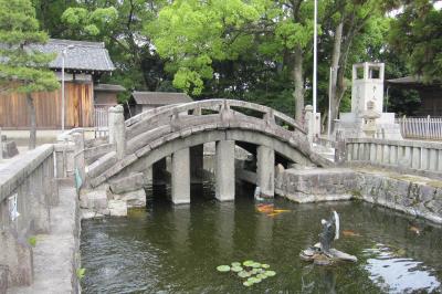 2012梅雨、知立神社(1/4)：鳥居、石橋、多宝塔、売店のアジサイと花菖蒲