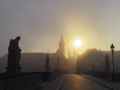 朝霧の中を散歩、怪しげ、そこはヴュルツブルク。