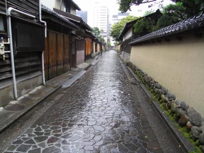 雨の金沢城壁と武家屋敷通り