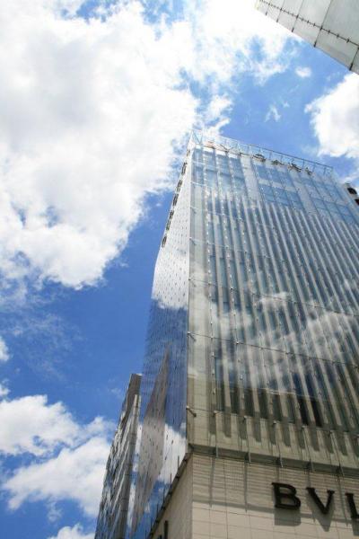 東京　銀座　久しぶりに行ってきました！　雲くっきりの青空。　ビルと雲。