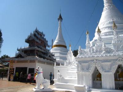 さまざまなタイ旅行（４２）丘の上の寺院。 