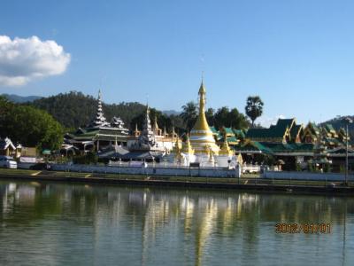 さまざまなタイ旅行（４３）池の前の寺院。 