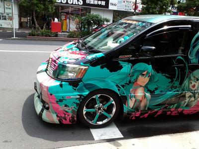 秋葉原のつまらんホコテンに,にぎやかな車が登場してくれた！