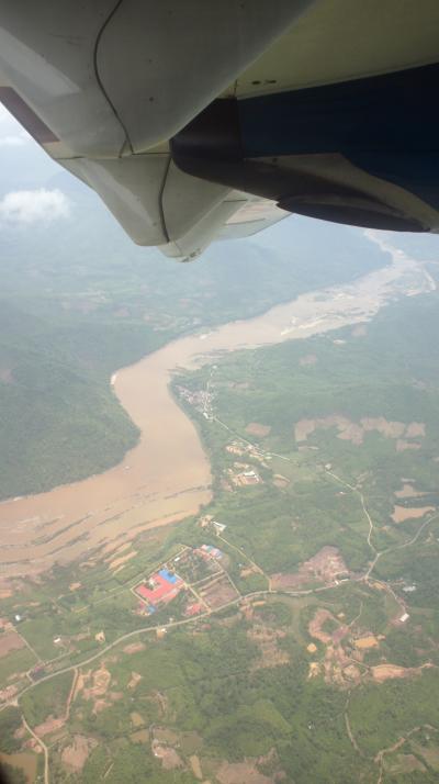 灼熱！ラオス　ハノイを出たベトナム航空はルアンパバーンでトランジットしてからシェムリアップへ向かう。