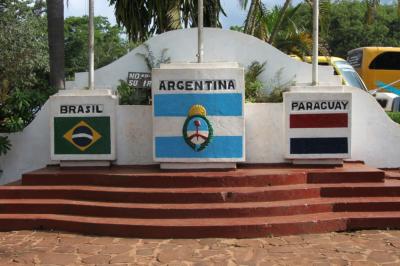 アルゼンチン、ブラジル、パラグアイの三国間国境を眺めて