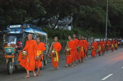ルアンプラバン旅行記　−その4  僧侶の托鉢−