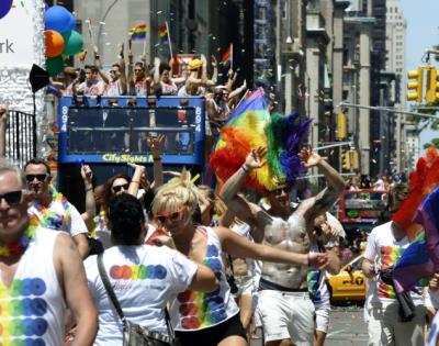 NY６月の恒例行事、プライドパレード　“ゲイ万歳！”