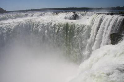 イグアスの滝に打たれる