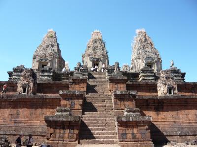 憧れのアンコールワット遺跡群。階段が急勾配過ぎて恐怖&筋肉痛。足腰を鍛えてからが吉。