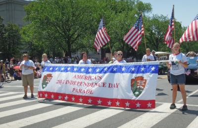 米東海岸わがまま歩き⑤ DCの独立記念日パレードは 「よさこい祭り」のようなものだった！