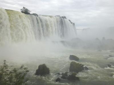 ブラジル・・イグアスの滝でずぶ濡れになる！