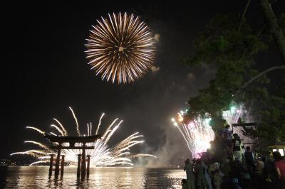 生駒山の古刹から広島の宮島へ　～宮島水中花火大会の雅な演出は日本一