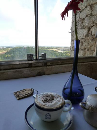 優雅なポルトガル旅・憧れのマデイラ島でバカンス♪　Ｖｏｌ４１（第４日目朝）　☆オビドス：古城ホテル「ポザーダ・ド・カステロ」のメインダイニングで朝食♪晴れ渡った景色を眺めて♪