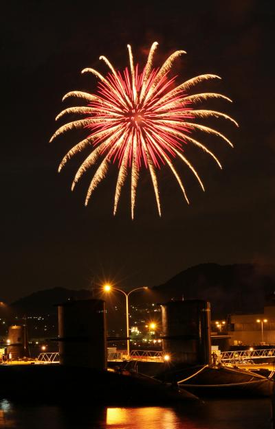 Solitary Journey ［1074］ 真夏の夜空に打ち上げられた大輪の花♪＜呉海上花火大会～アレイからすこじま潜水艦基地より＞広島県呉市