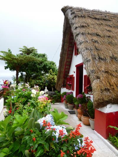 優雅なポルトガル旅・憧れのマデイラ島でバカンス♪　Ｖｏｌ９１（第８日目午後）　☆マデイラ島サンタナ：「Ｓａｎｔａｎａ」の伝統家屋は茅葺！西洋のおとぎのような合掌造りは「Ａ」と呼ばれる♪