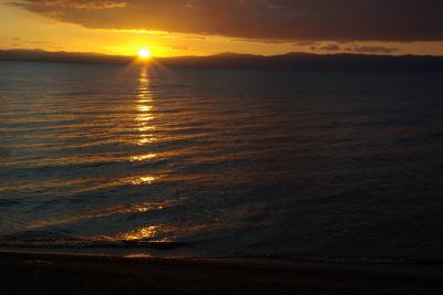 夏の琵琶湖、でっかいスクリーンで楽しむ「夕陽劇場」