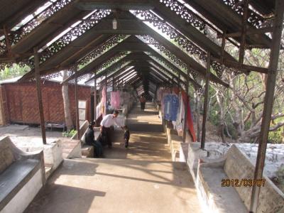 ビルマ・マンダレー特急旅行（３７）マンダレーヒルを下る。 