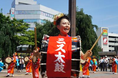 さんさ踊りから松川温泉・八幡平へ（一日目）　～お腹に抱えた太鼓を叩いて、盛岡の夏を熱く盛り上げます