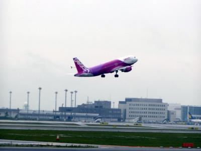 ０５．２０１２年夏休み５泊６日の北海道旅行　トヨタレンタカー　新千歳モーターランド横の生コンポイントからの飛行機撮影