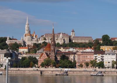 3泊のブダペスト③ *　2012/8/11　ジョルナイタイルの美しいマーチャーシュ教会、内部は残念　修復中