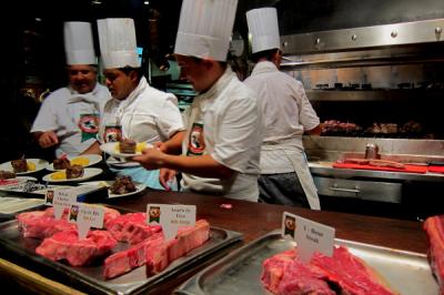 アルゼンチン　ブエノスアイレス　花より”タンゴ”それとも”肉”？