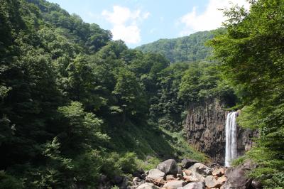 涼風を呼ぶ”日本の滝”百選「苗名滝」