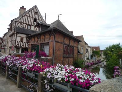 花とワインの香りのする村 シャブリ