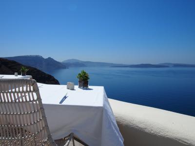 青のサントリーニ・フランスロクシタンの旅　⑦サントリーニ島　青のエーゲ海と朝食