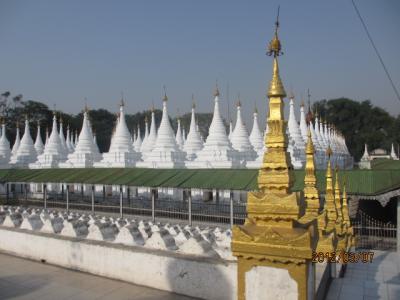 ビルマ・マンダレー特急旅行（３８）白い仏塔の寺院「クドード・パヤー」。 