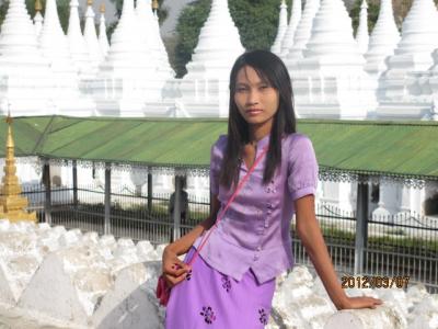 ビルマ・マンダレー特急旅行（３９）お寺の中のミャンマー女性たち。 