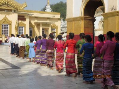 ビルマ・マンダレー特急旅行（４１）旧王宮寺院「ヤカイン・パヤー」の人々。 