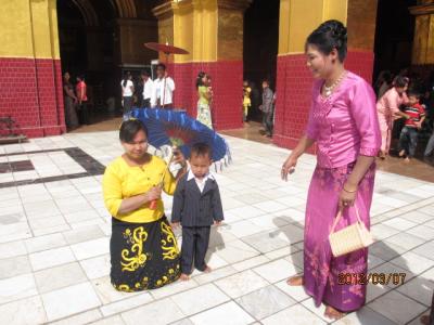 ビルマ・マンダレー特急旅行（４２）「ヤカイン・パヤー」の着飾った女性達。 