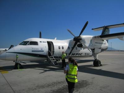 ギリシャ　キクラデス諸島　パロス島へ　エーゲ海をプロペラ機で空の旅　（ＤＨＣ−８−１００）