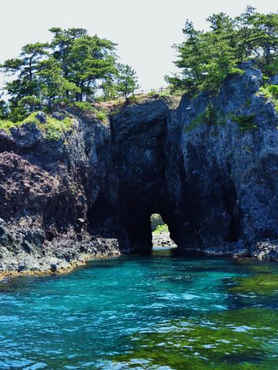 能登15　巌門洞窟・鷹巣岩・碁石島の奇観　☆能登金剛遊覧船に乗って