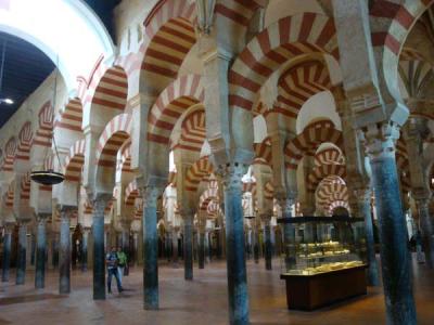 コルドバのメスキータ、「アーチと円柱の森」に大聖堂が融合する幻想空間