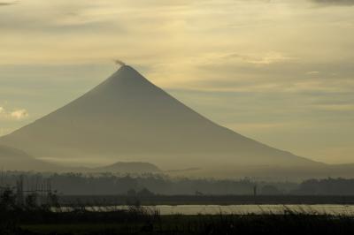 メヨン火山、ベイトー湖、セントドミンゴ教会（ビコール州、フィリピン）