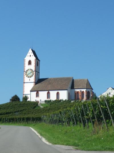 スイス・ワイン産地を行く　　葡萄実る丘のサン・モーリッツ教会