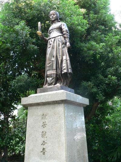 日本の旅　関西を歩く　兵庫県川西市の「ナイチンゲール像」,川西能勢口駅周辺
