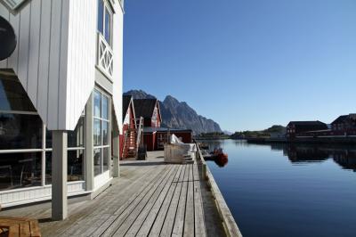 ロフォーテン諸島(ノルウエー) 海を眺めてピクニック気分　ヘニングスヴァー/Brynggehotell