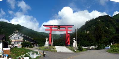 奥の細道を訪ねて第11回20湯殿山神社の大鳥居と月山への登山道寸描