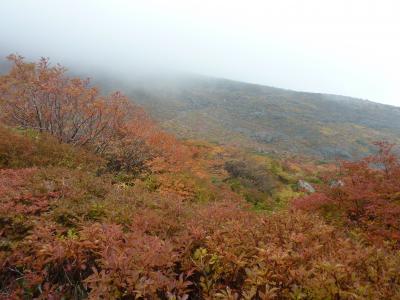 紅葉ピークの那須岳登山は強風の中