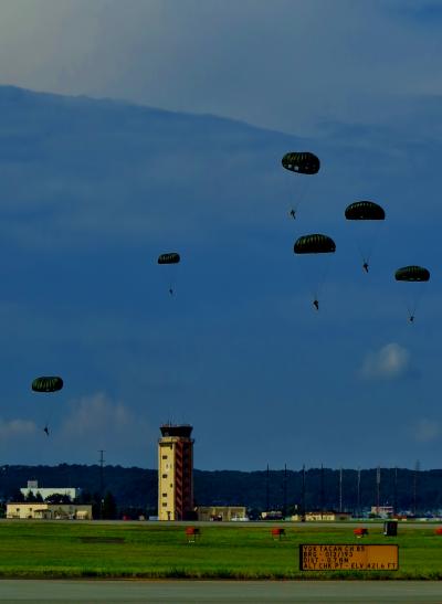 横田基地e  戦術輸送機Ｃ-130 ～パラシュート降下～　☆着陸まで見届け