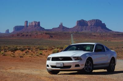 Monument ValleyとMustang