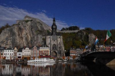 秋のベルギー散歩　４日目その３　アルデンヌの断崖に城砦が聳える町ディナン